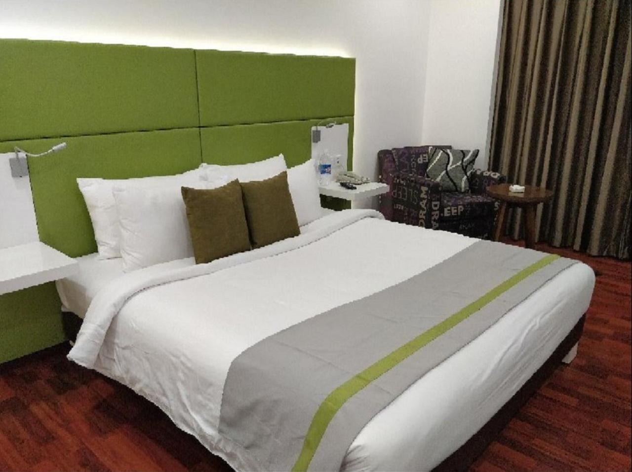 Lemon Tree Hotel, Banjara Hills, Hyderabad Eksteriør bilde